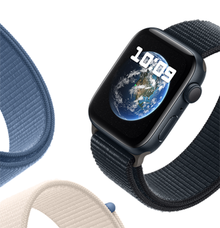 Die Apple Watch SE mit Sport Loop Armband und dem Astronomie Hintergrundbild mit der Erde auf dem Display.