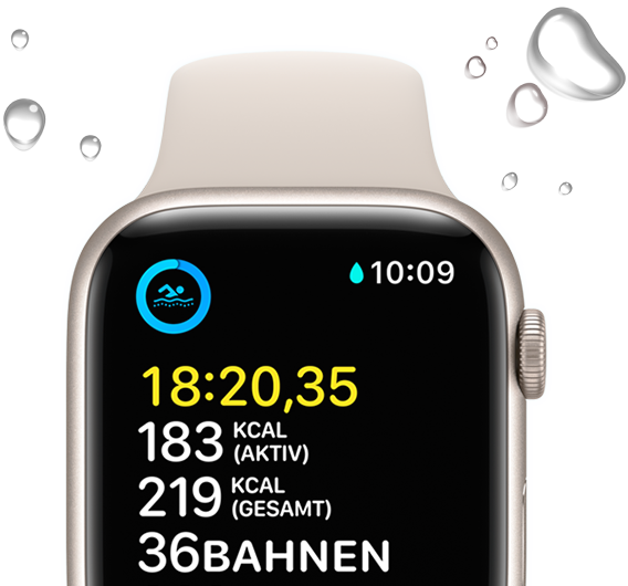 Apple Watch SE mit einem Schwimmtraining auf dem Display, umgeben von Wassertropfen.