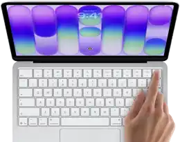 MacBook Neo, Farbe Silber, Anmeldebildschirm, ein Finger berührt den Touch ID Sensor oben rechts auf der Tastatur