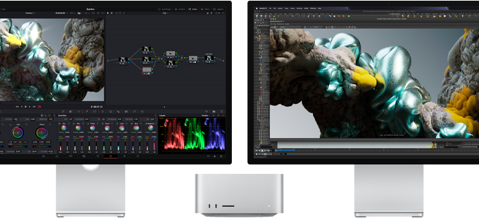 Studio Display und Studio Display XDR, je ein Display auf beiden Seiten des Mac Studio, mit einem künstlerischen Arbeitsbereich, 3D Modell Software und Tools