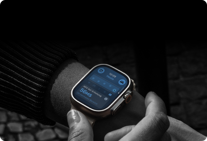 Person mit Apple Watch Ultra 4 am Handgelenk, Tageswerte für Vitalzeichen leicht abweichend